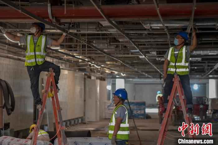 海口美兰机场二期扩建项目工人正在施工。 骆云飞 摄 海南重点园区加快复工复产助力自贸区(港)建设