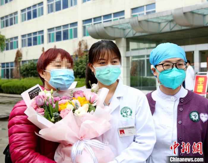 5名新冠肺炎患者2日在空军军医大学唐都医院治愈出院。唐都医院供图 空军军医大学唐都医院累计治愈新冠肺炎患者24人