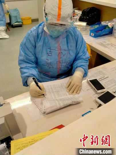 孙丹丹在工作。孙丹丹供图 吉林护士“话聊”显成效:让病房中充满生的希望