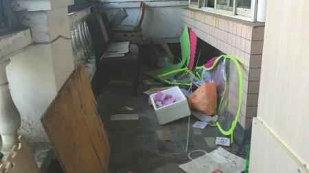 出租屋现在的情况杂乱无章。