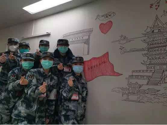 “咦,病区里长出了‘黄鹤楼’?”难怪医护人员纷纷合影留念