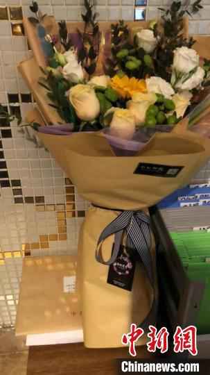 临别之际,有人送来一束鲜花,卡片上写着“只言片语牵念,一粥一饭关情”。 杏花岭区中心医院供图 境外返并人员陆续解除隔离 留观者写信致谢