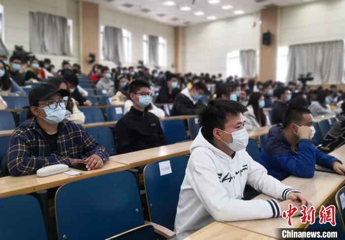 图为兰州大学学子聆听驰援武汉医护人员代表讲战“疫”故事。 刘玉桃 摄 兰大开学第一课:“逆行者”讲述战“疫”故事与君共勉